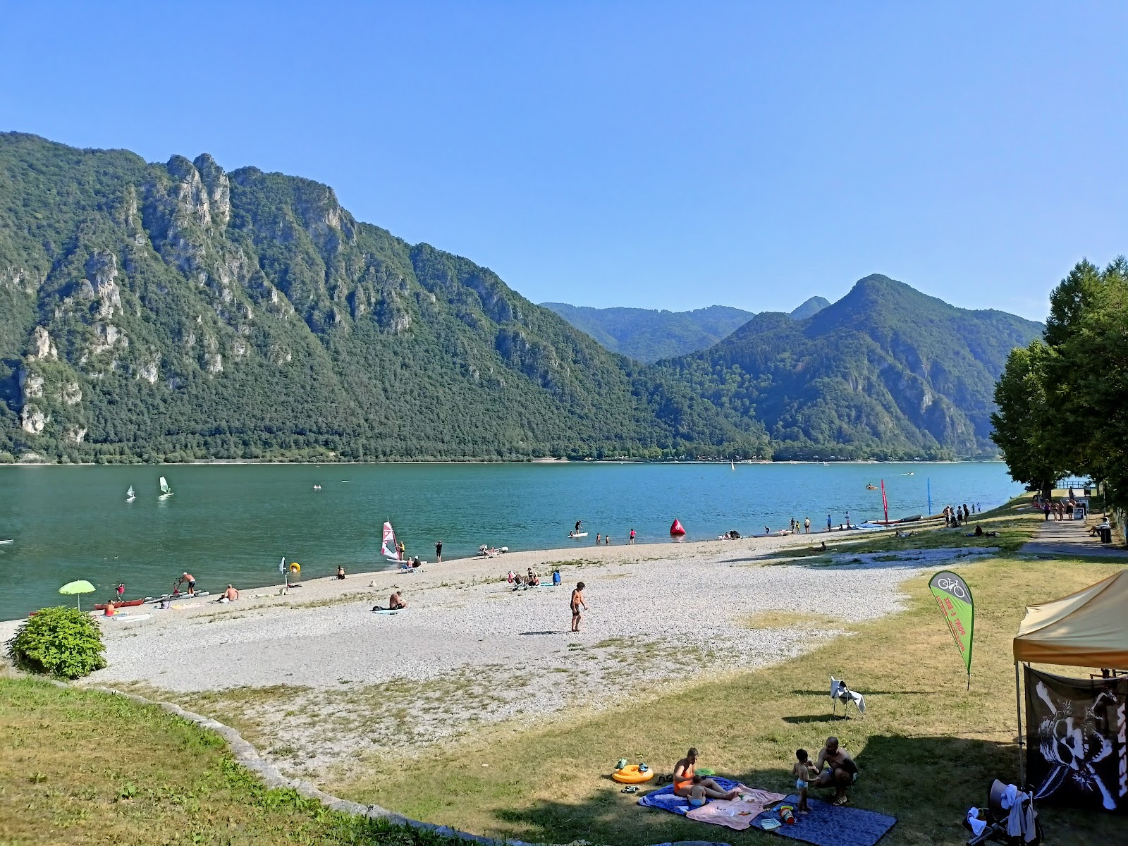 Fotografie cu Anfo Beach cu o suprafață de pietricel cenușiu
