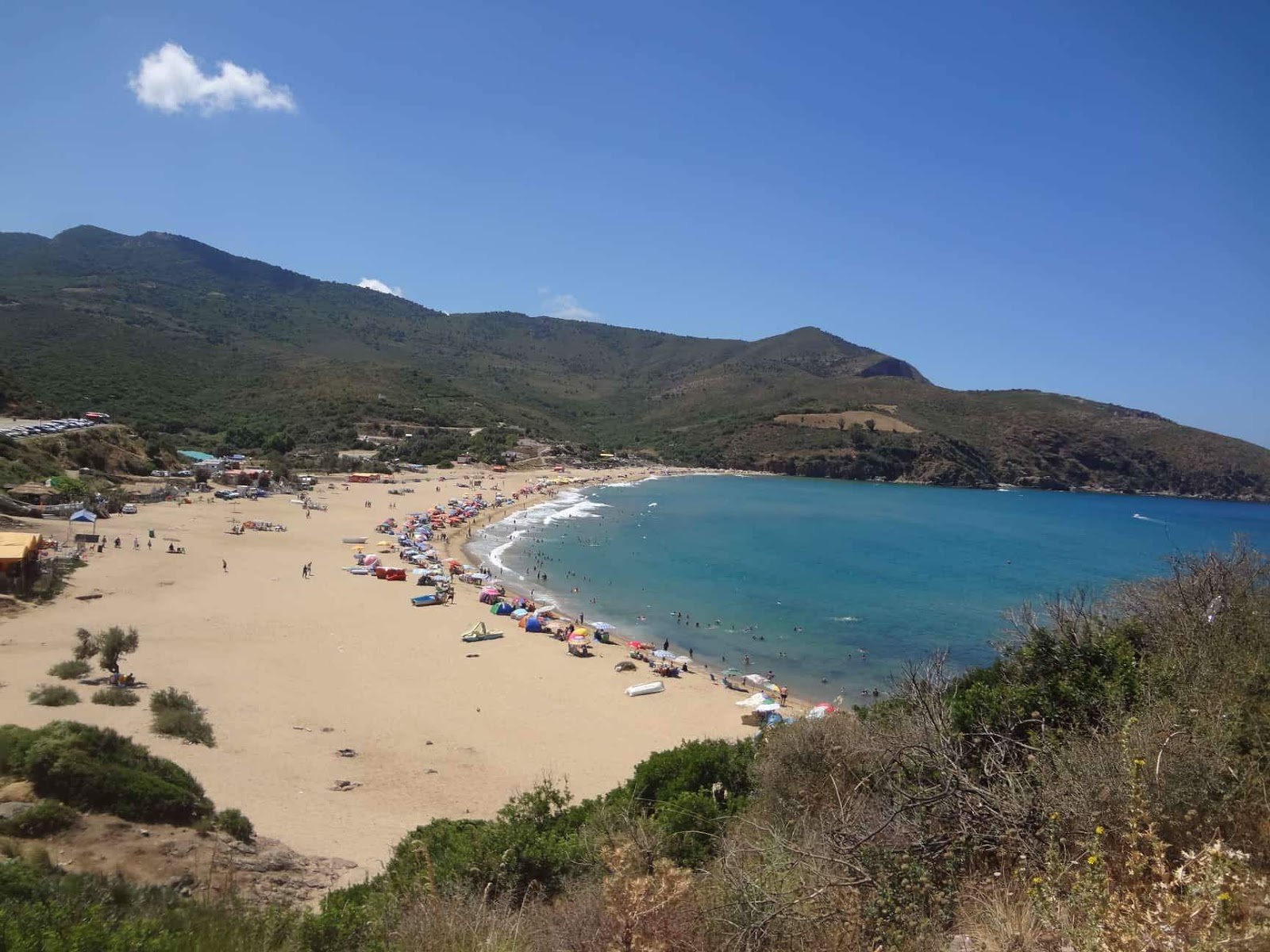 Foto di Plage Djenen El Bey wad bwqrat( La grande Plage ) con una superficie del sabbia fine grigia
