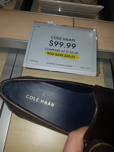 Shoe Store «DSW Designer Shoe Warehouse», reviews and photos, 4039 Richmond Rd, Warrensville Heights, OH 44122, USA