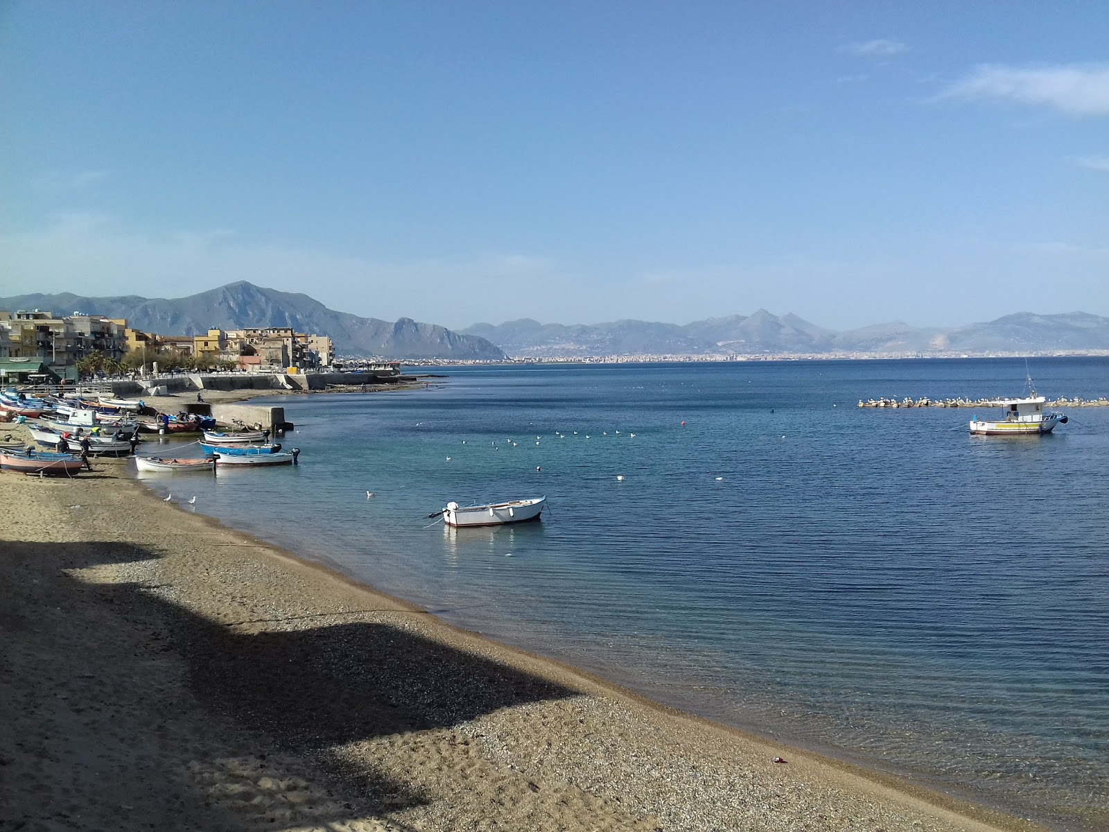 Aspra beach'in fotoğrafı parlak kum yüzey ile