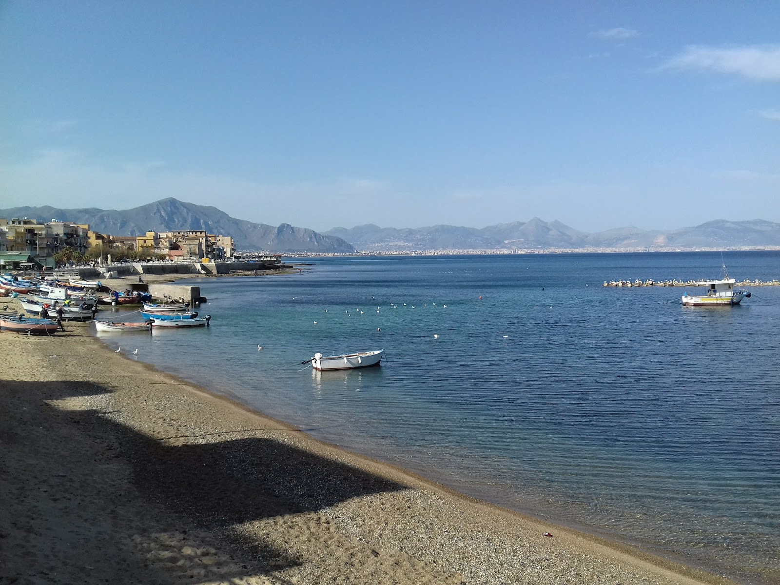 Foto van Spiaggia di Ponente - Aspra met beige zand en kiezels oppervlakte