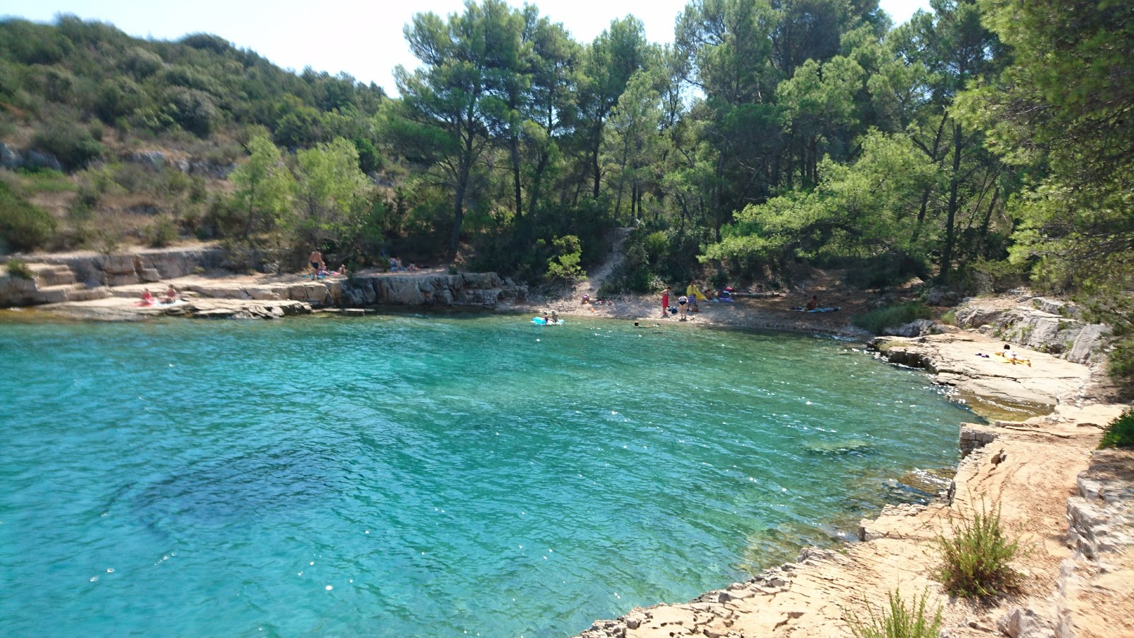 Photo de Zhukova beach avec une baie minuscule