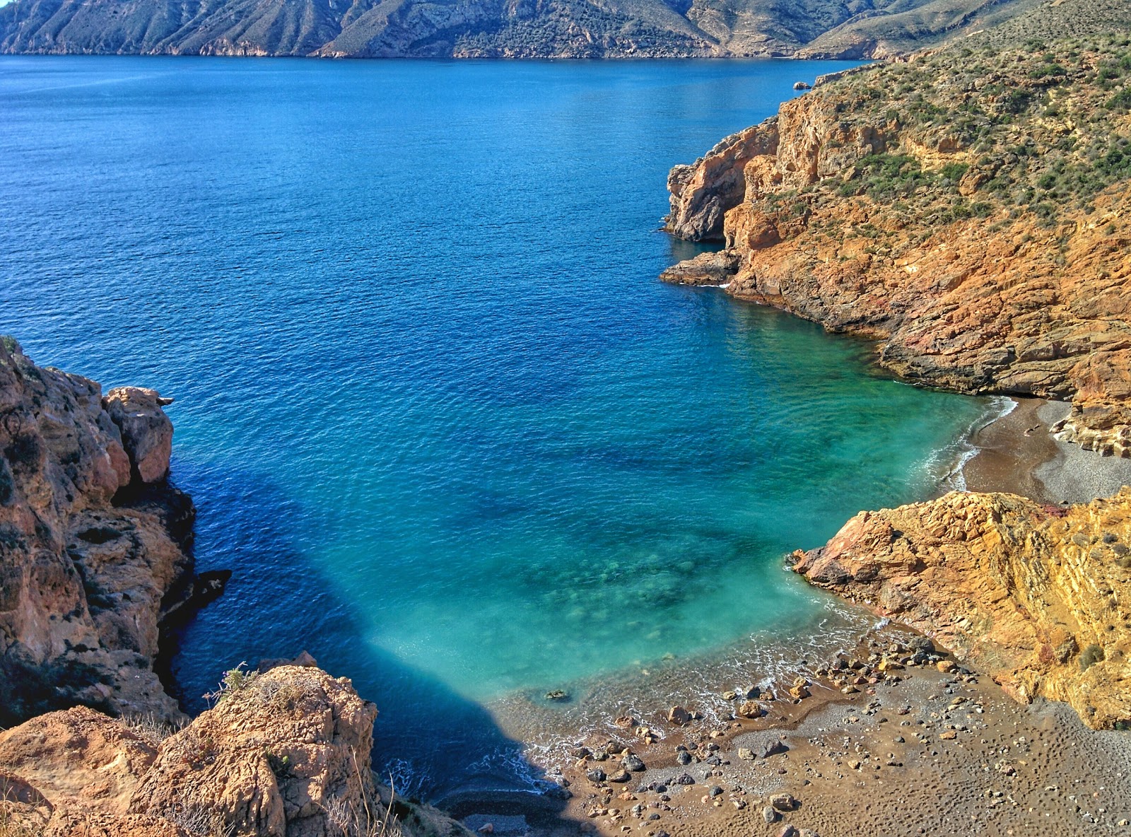 Fotografija Cala del Bolete z turkizna čista voda površino