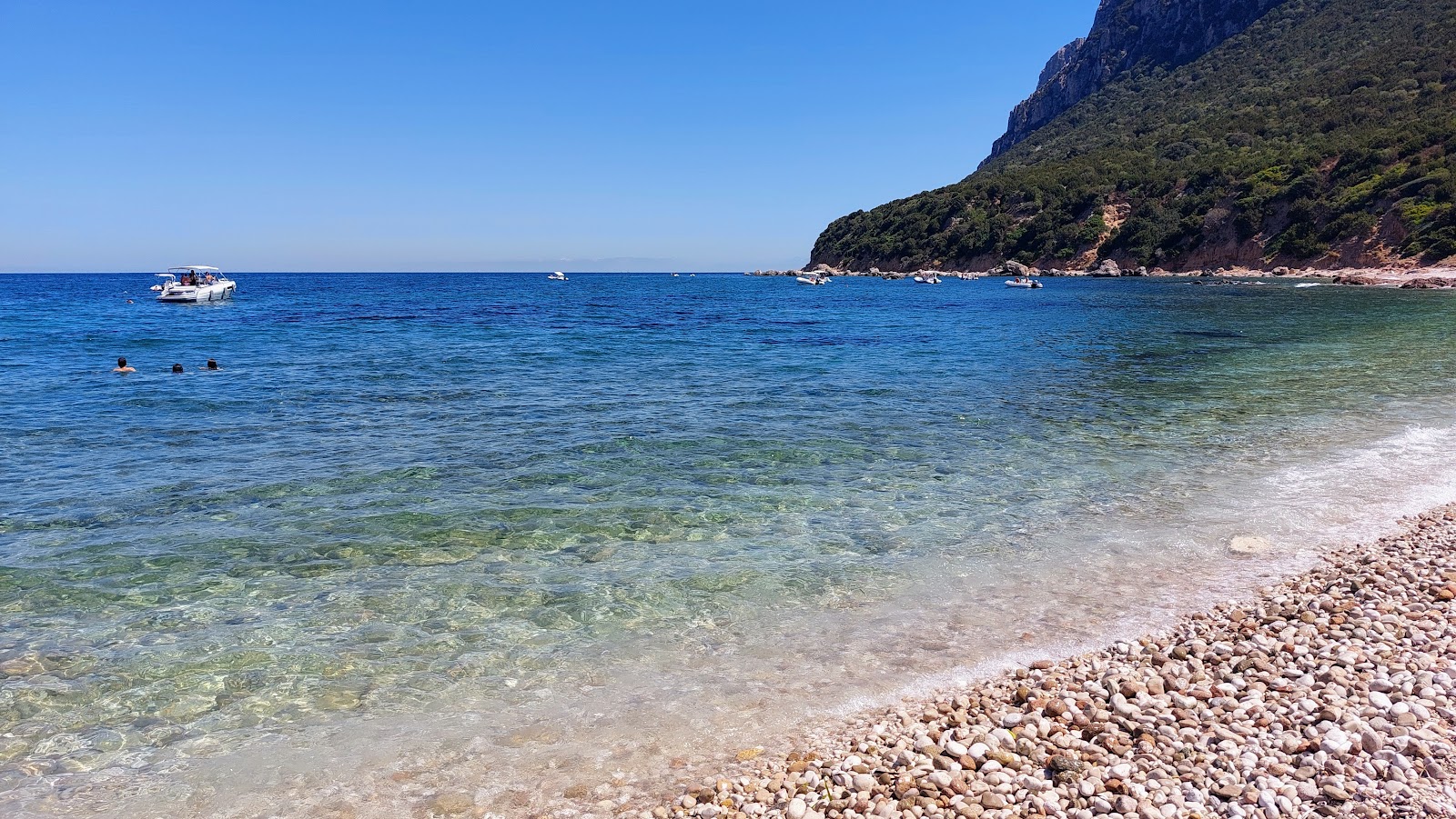 Foto van Spiaggia di Cala Tramontana met blauw puur water oppervlakte