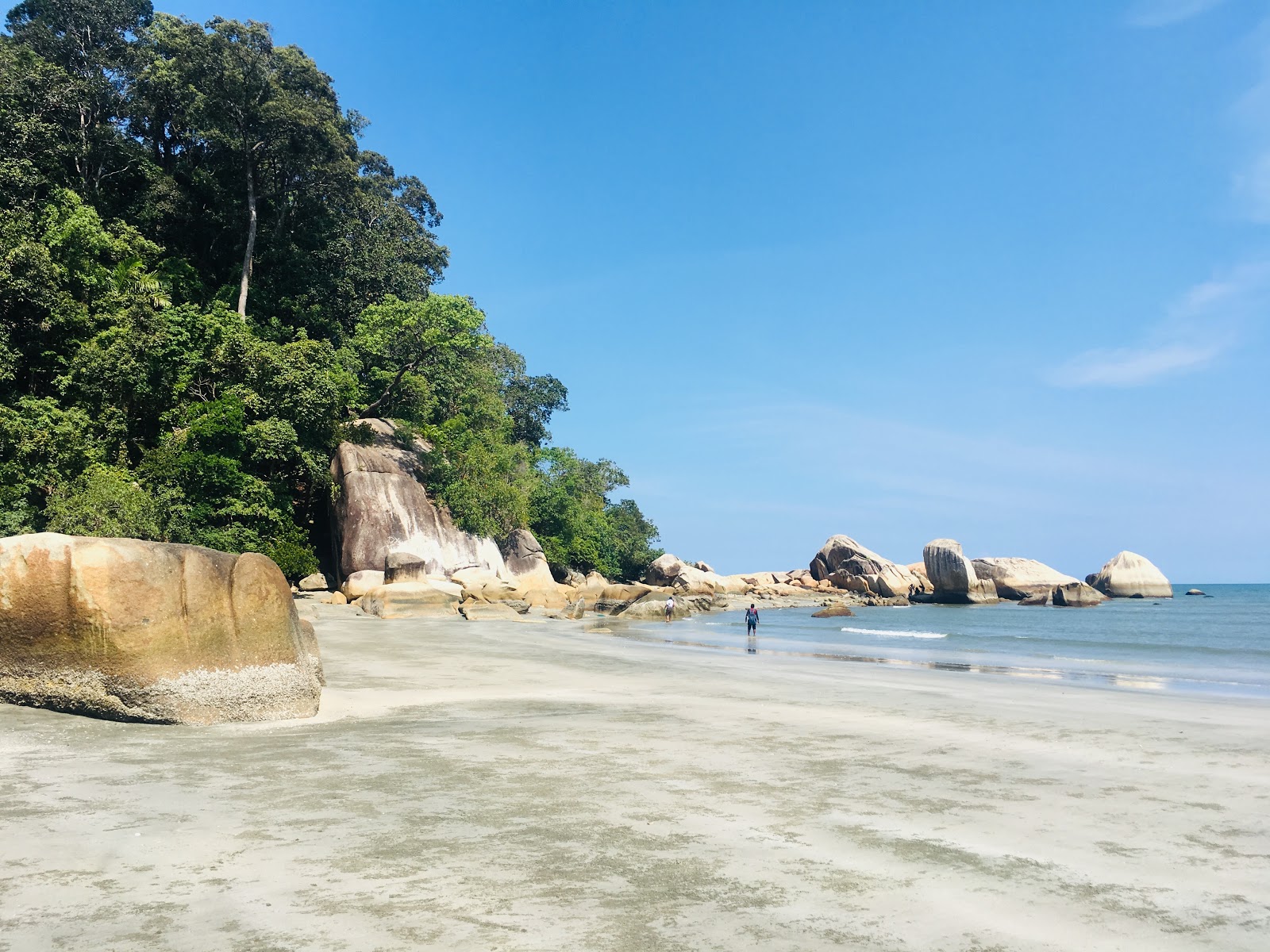 Teluk Tongkang Beach的照片 带有米色沙子表面