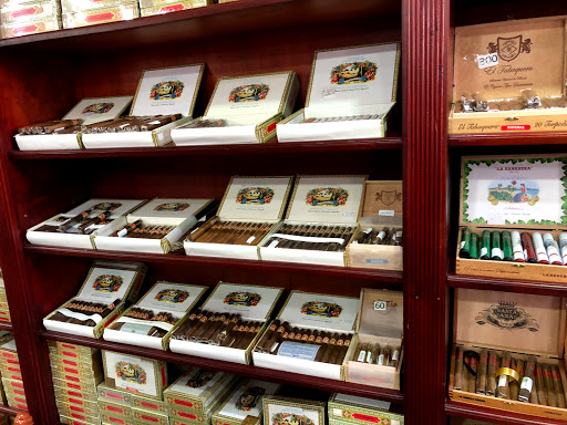 La Leyenda del Cigarro Cigar Shop and Factory
