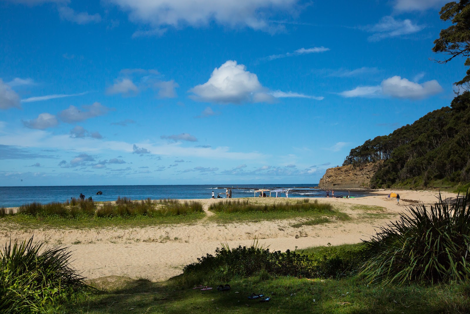 Photo de Depot Beach entouré de montagnes