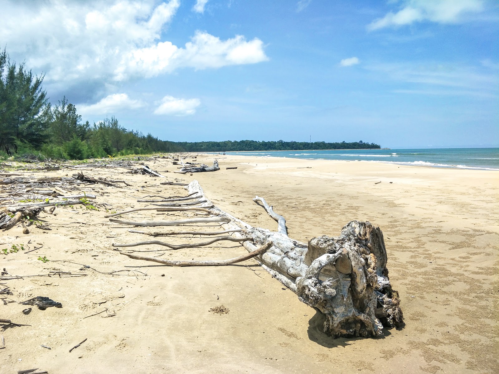 Foto di Tanjung Batu Beach con una superficie del sabbia luminosa