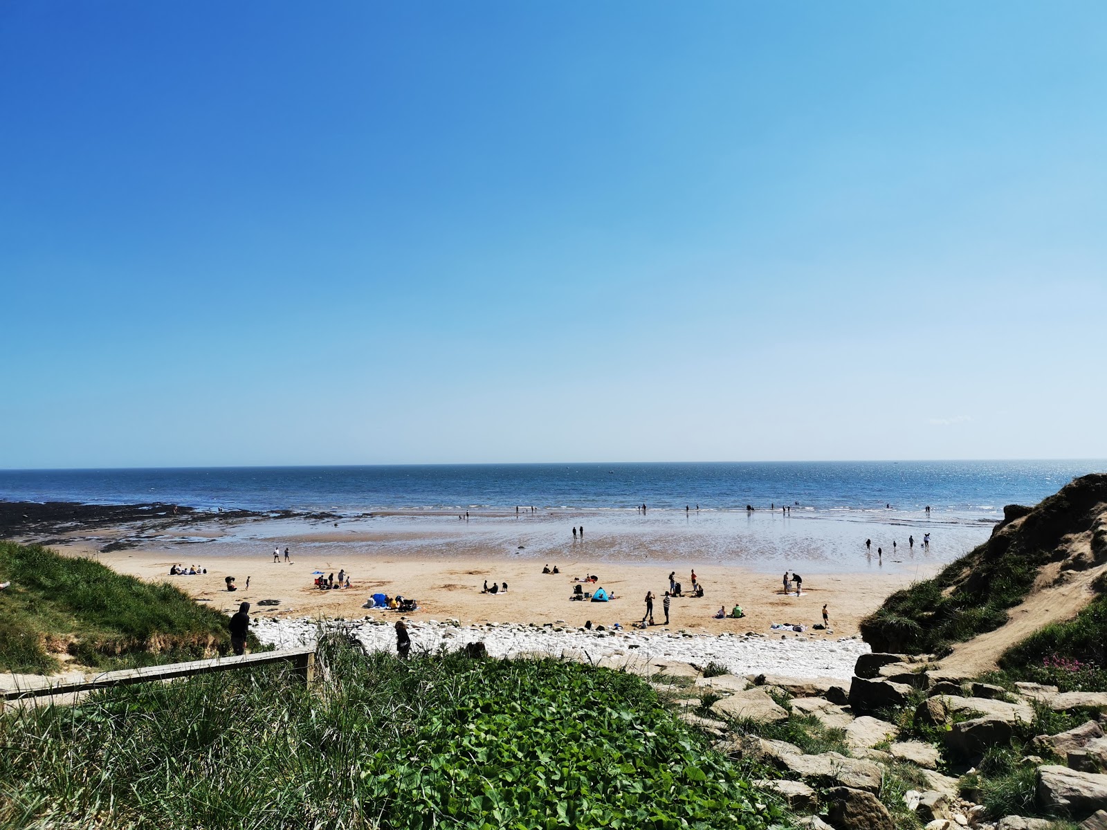 Foto van Danes Dyke beach met witte kiezel oppervlakte
