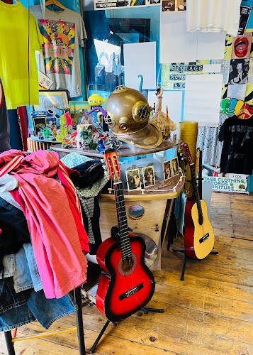 Octopus's Garden - Vintage Clothing, Records and CD's - Clothing store