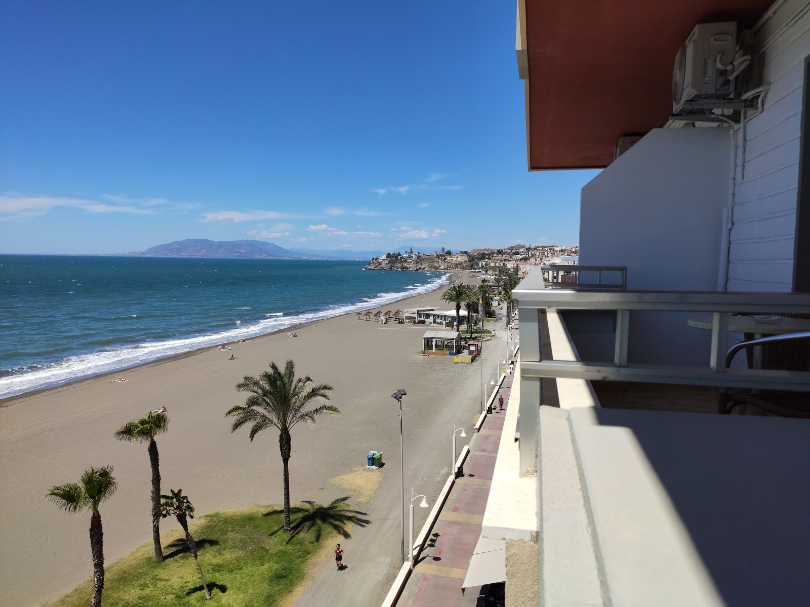 Photo de Playa del Rincon de la Victoria avec rivage droit, long