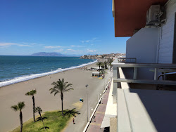 Photo de Playa del Rincon de la Victoria avec rivage droit, long