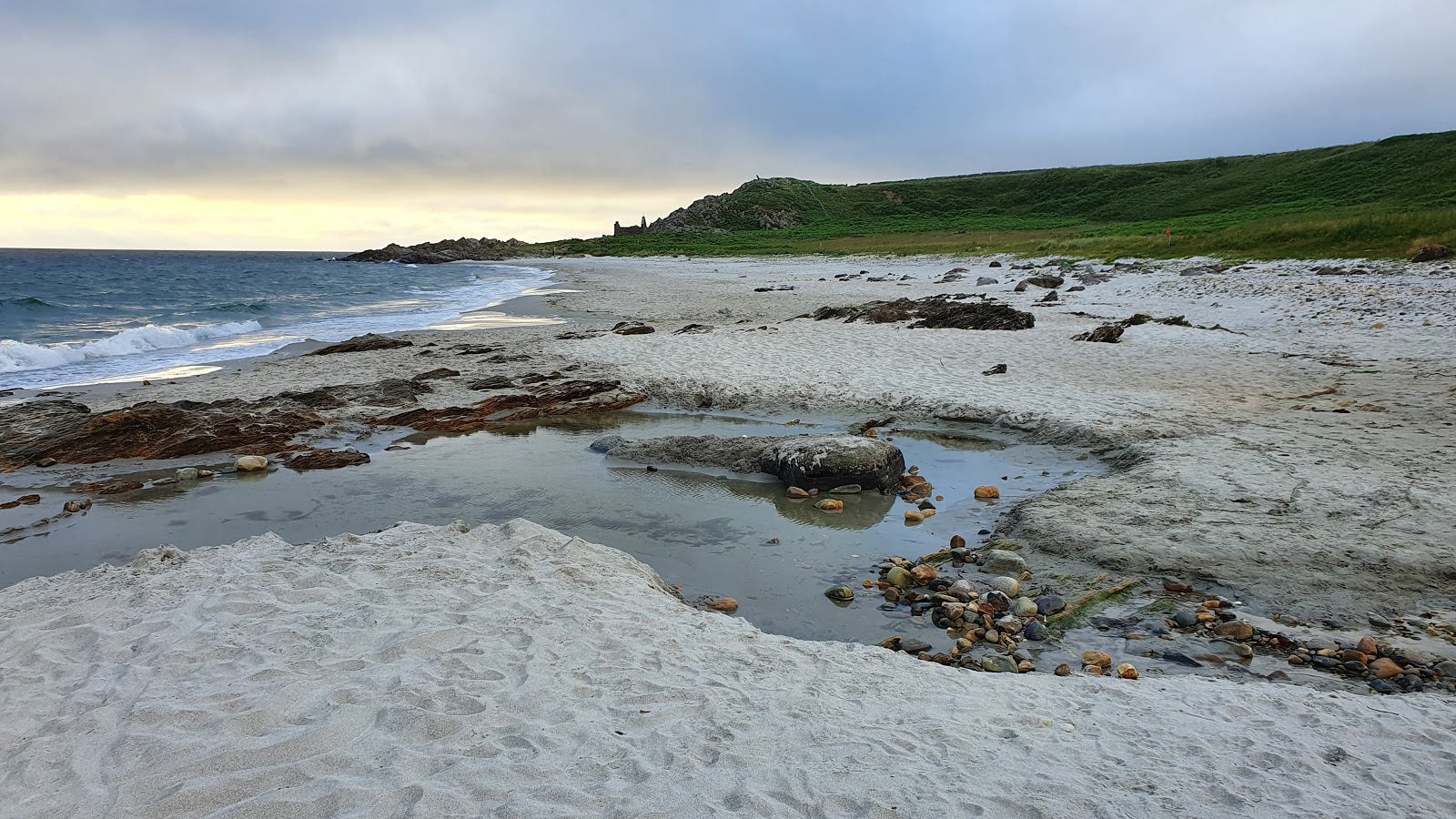 Foto de Port Ban Beach com areia clara e seixos superfície