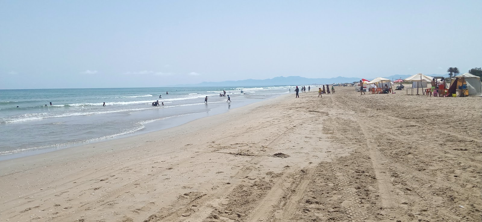 Foto von Plage Boukhana mit beiger sand Oberfläche