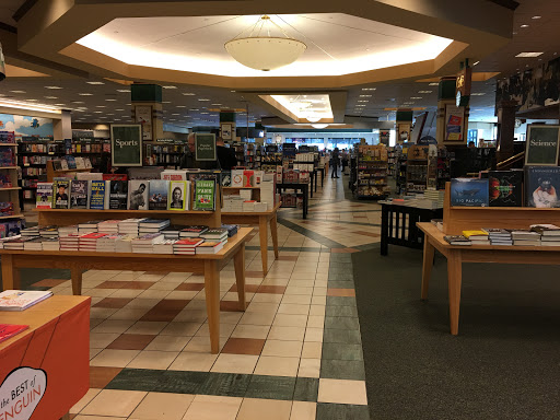 Book Store «Barnes & Noble», reviews and photos, 765 NJ-17, Paramus, NJ 07652, USA