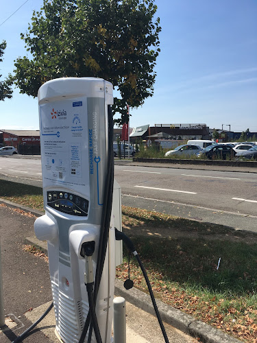 Borne de recharge de véhicules électriques IZIVIA Station de recharge Belfort