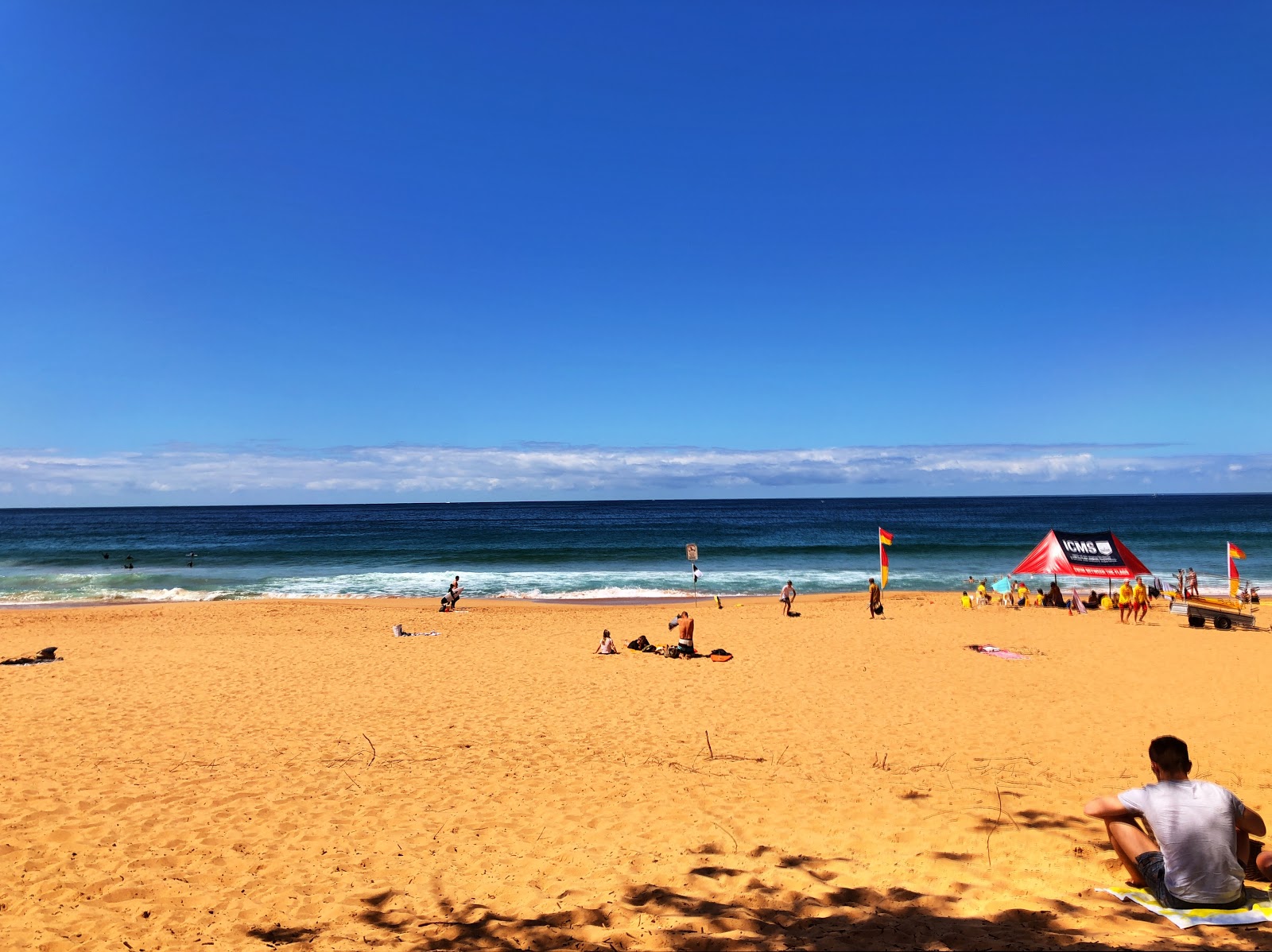 Whale Beach'in fotoğrafı uçurumlarla desteklenmiş