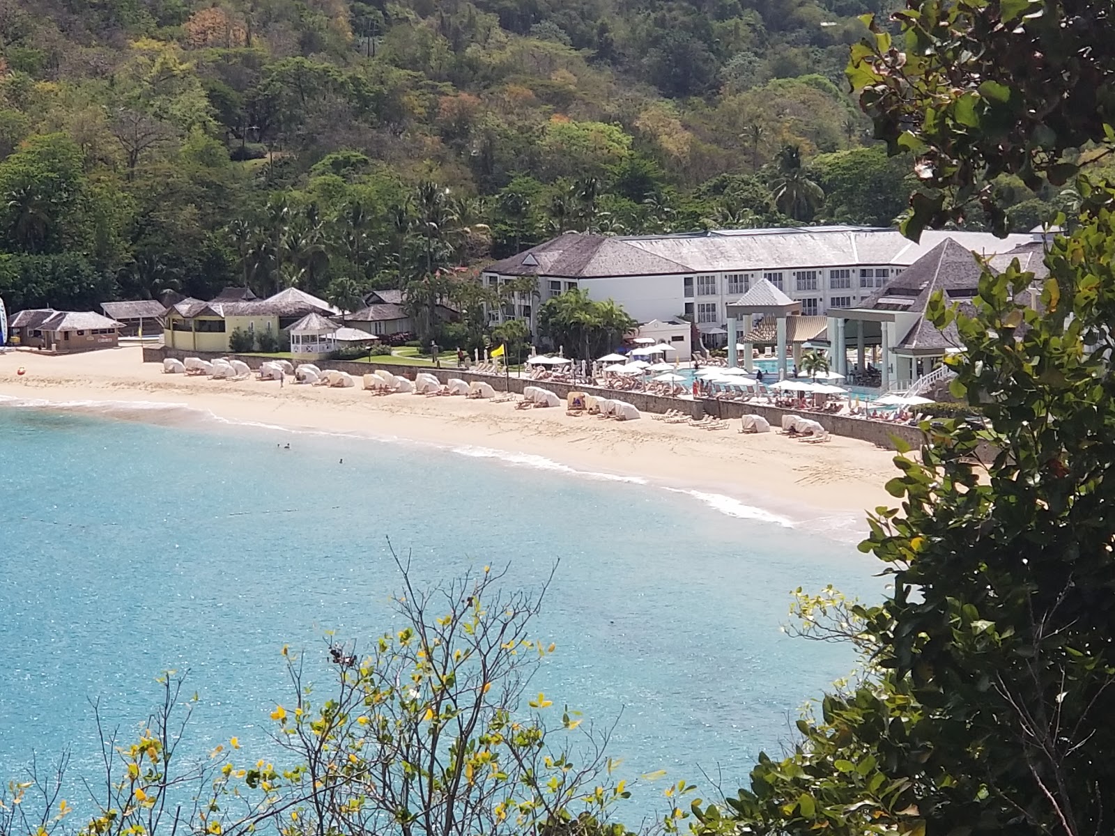 Photo of La Toc beach and the settlement