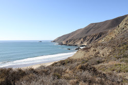 Foto van Brown's Beach met recht en lang
