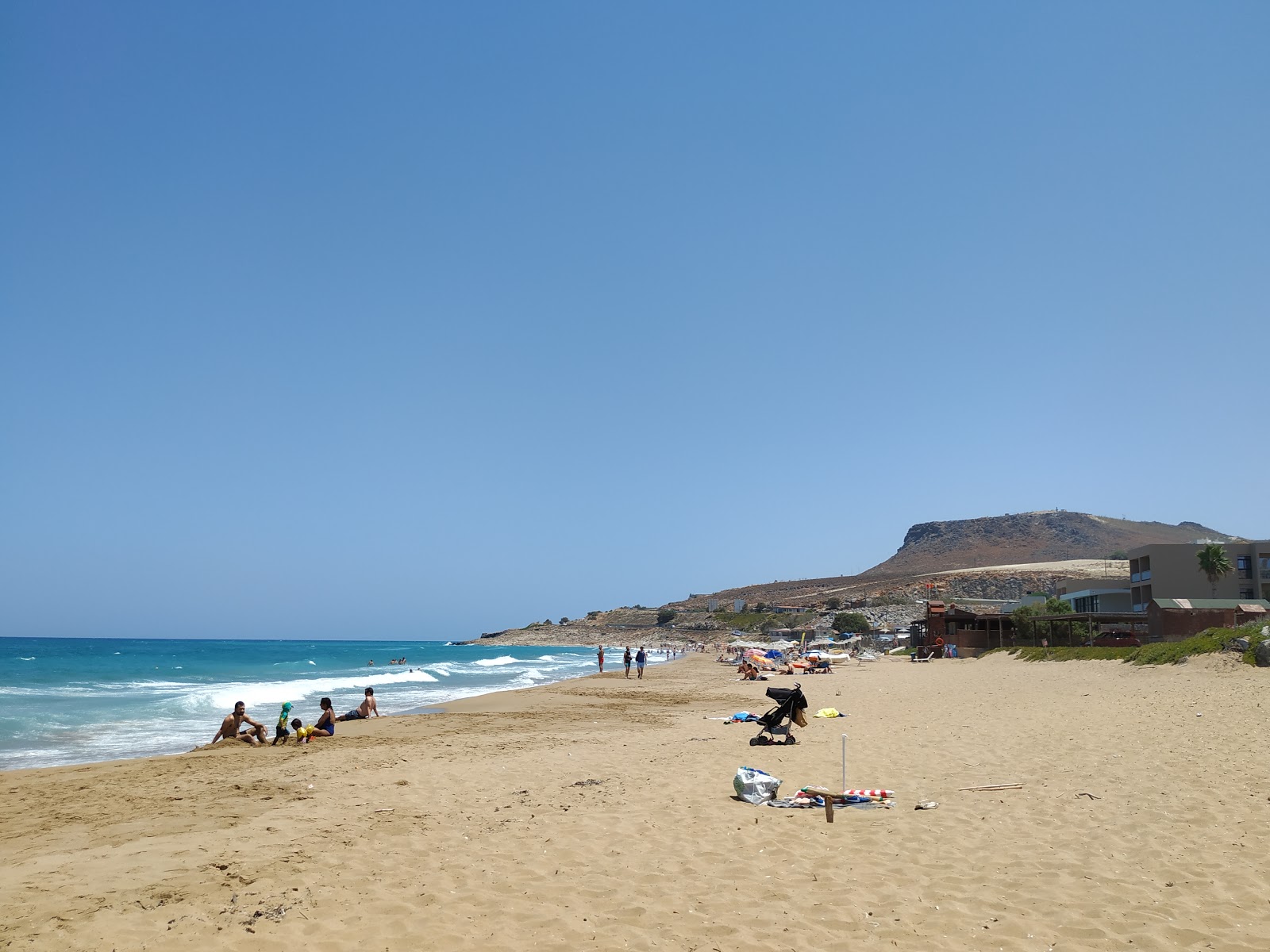 Foto av Amnissos beach med grönt vatten yta