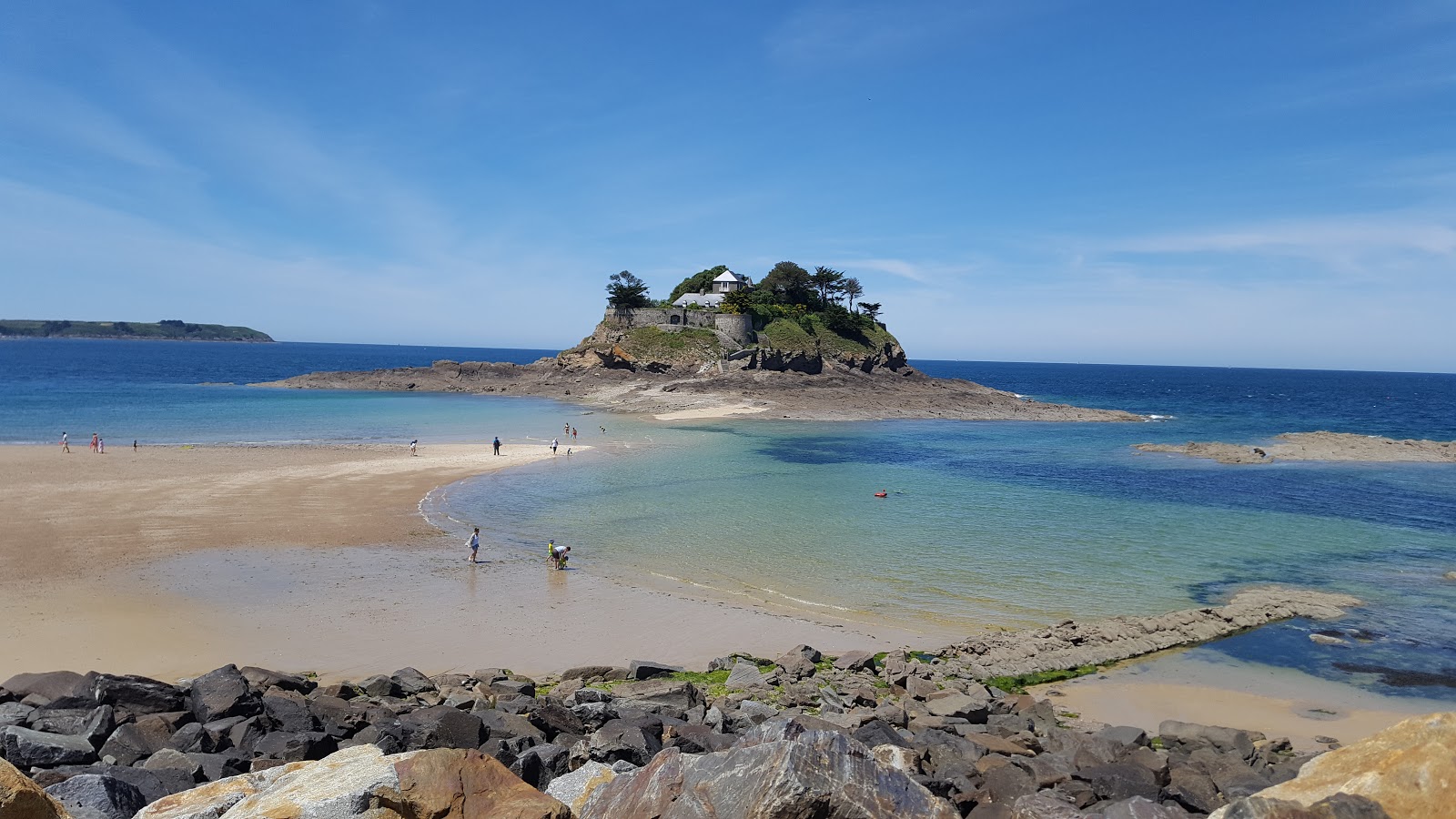 Foto van Plage du Guesclin met turquoise water oppervlakte