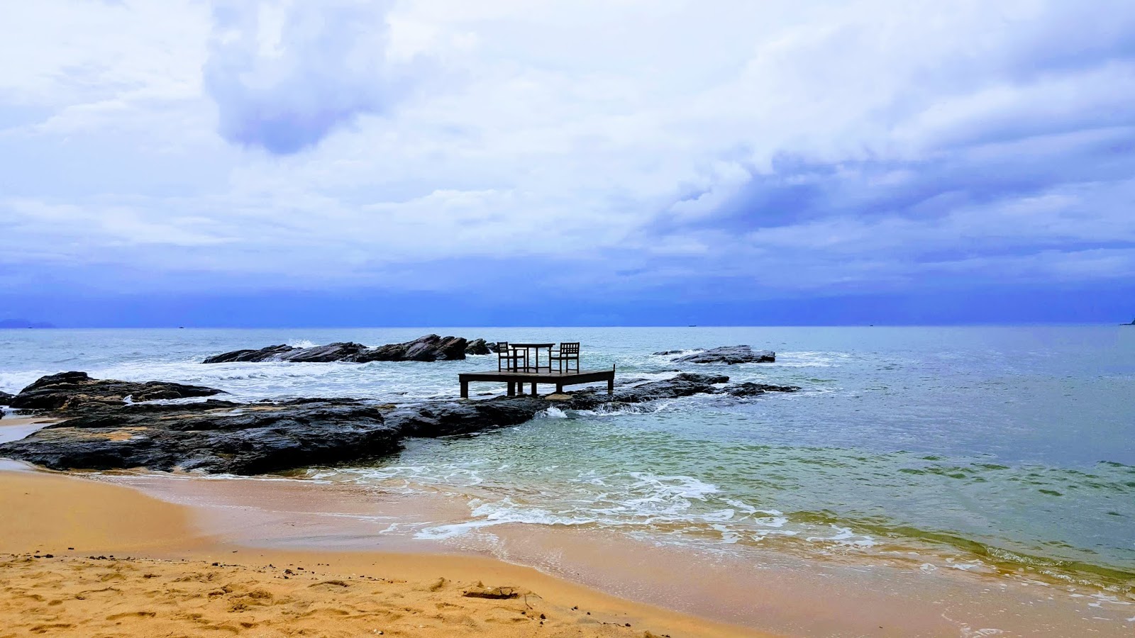 Φωτογραφία του Tanjung Jara Beach περιτριγυρισμένο από βουνά