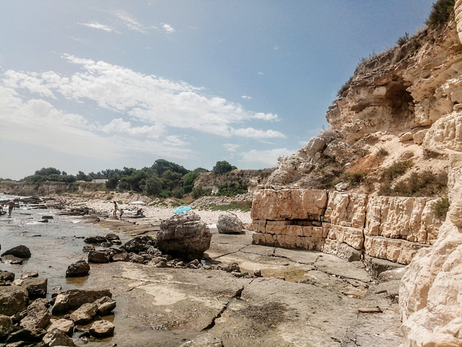 Foto von Le Conche Naturist Beach umgeben von Bergen