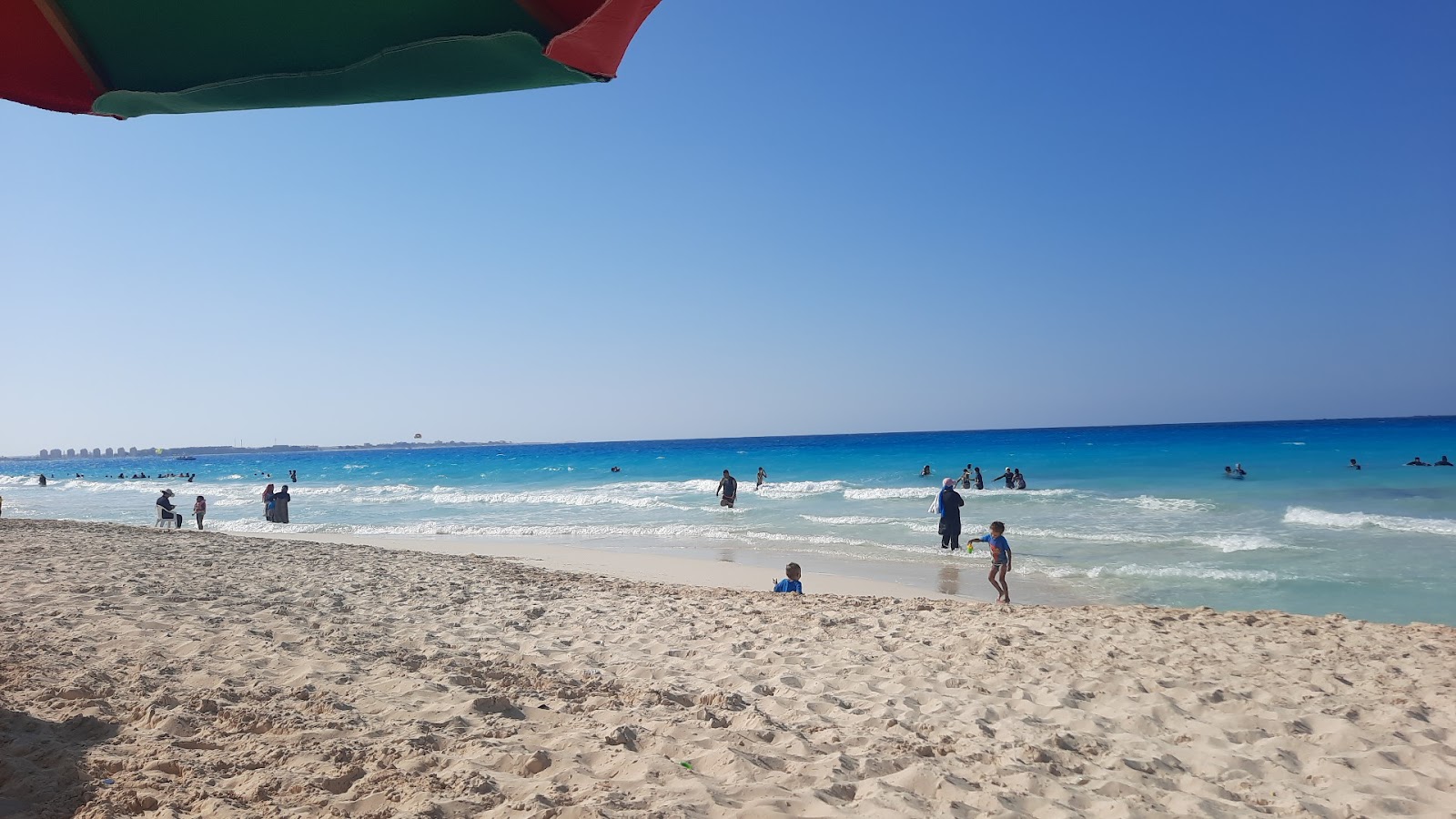 Photo de Nosour Al Abyad Beach avec sable blanc de surface