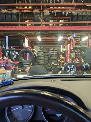 Tire Shop «Discount Tire Store - Clinton Township, MI», reviews and photos, 33633 Gratiot Ave, Charter Twp of Clinton, MI 48035, USA