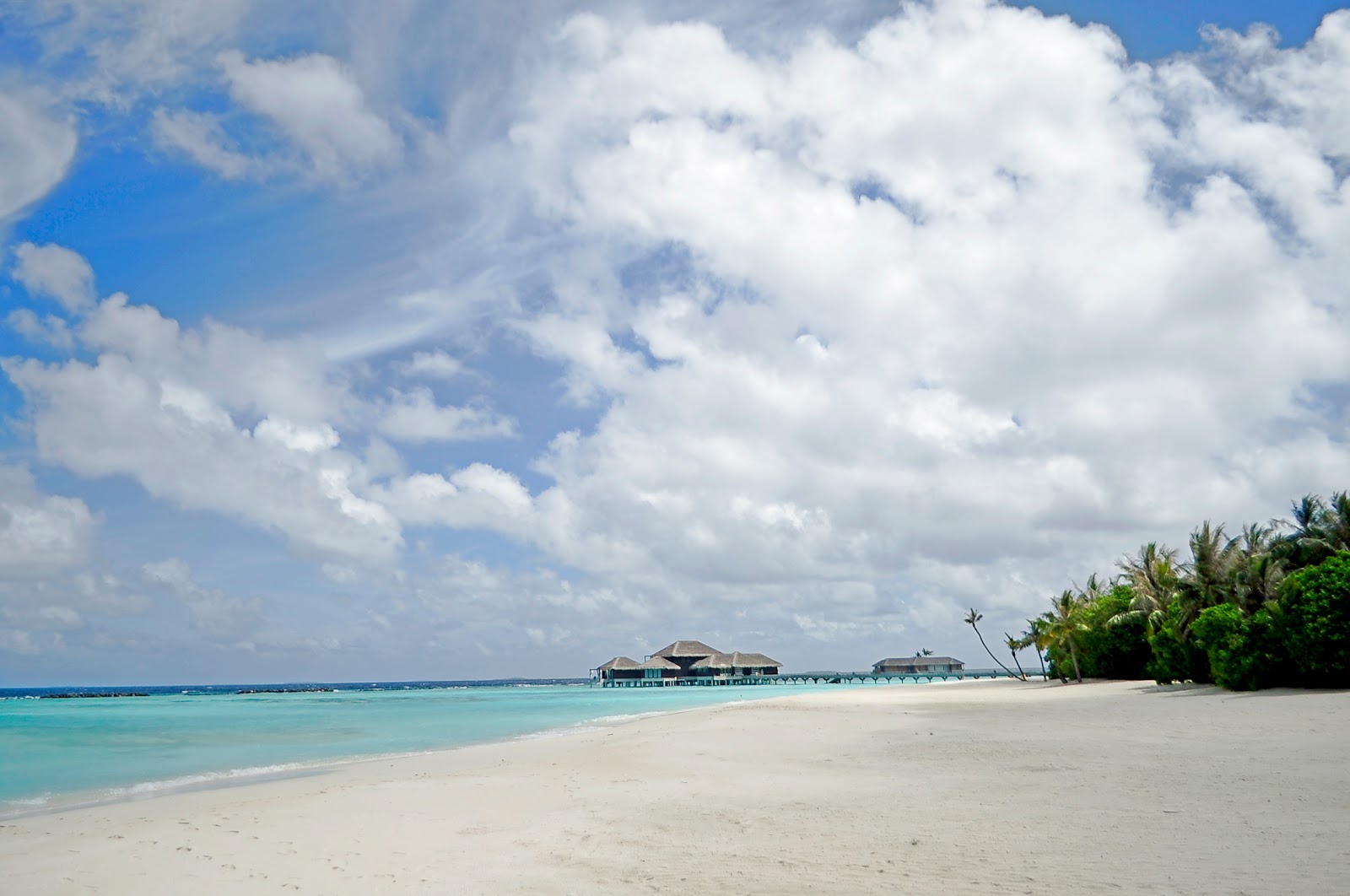 Foto von Velaa Resort Island mit türkisfarbenes wasser Oberfläche