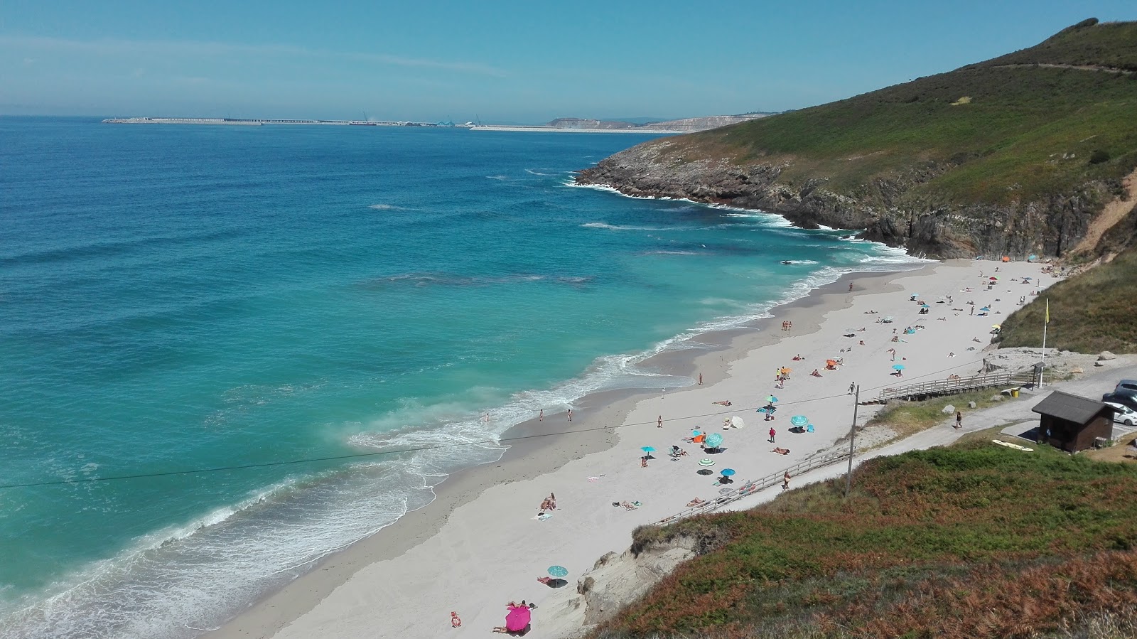 Praia de Combouzas的照片 带有宽敞的海湾