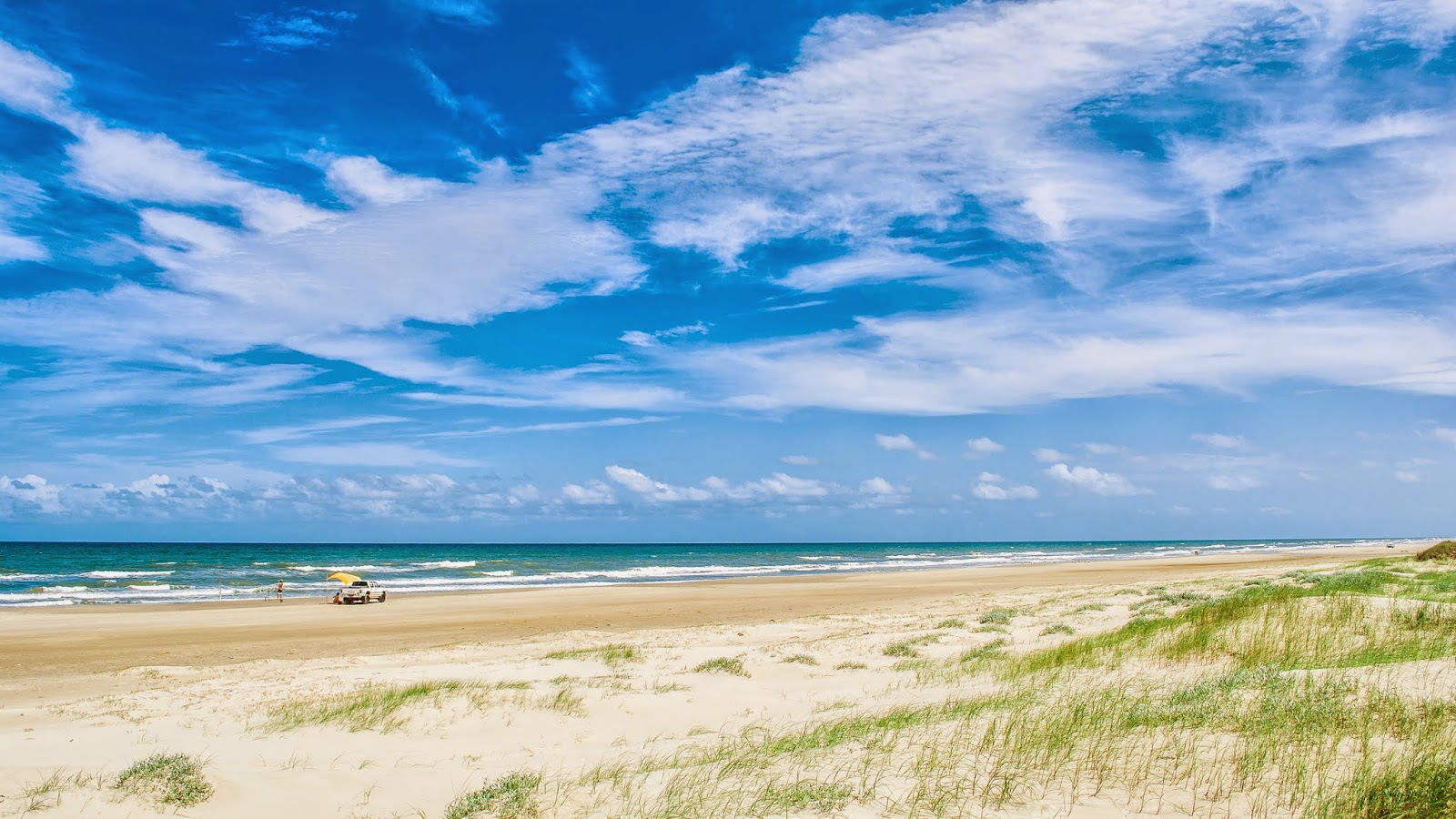 Fotografija Plaža Farol da Solidao z svetel pesek površino