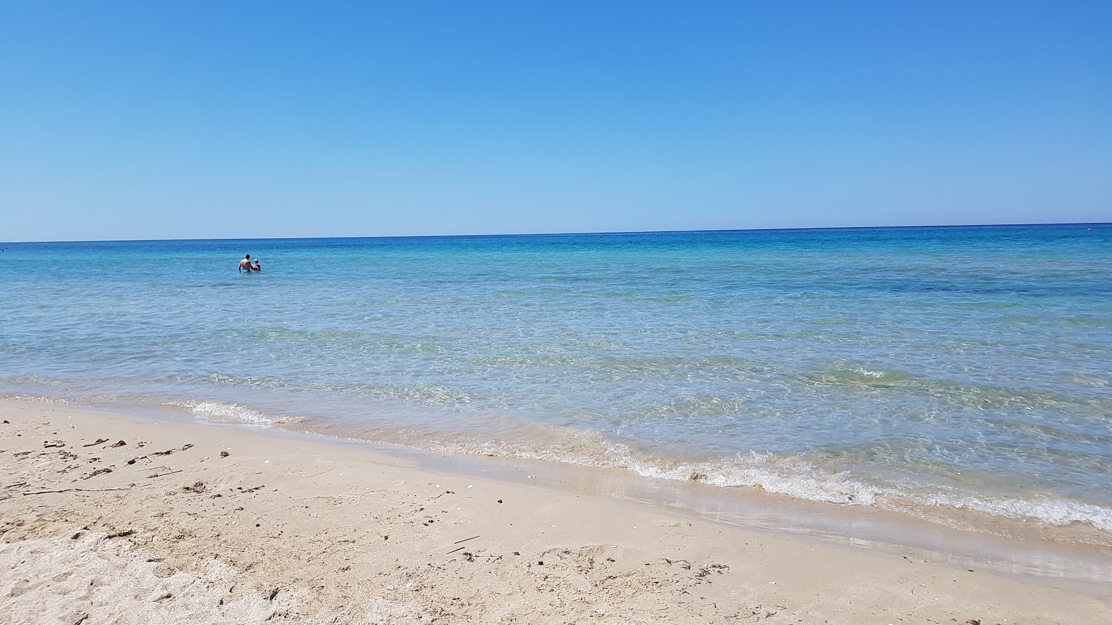 Torre Chianca beach的照片 带有蓝色纯水表面