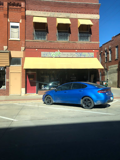 Bates Flowers by DZyne, 813 4th Ave, Grinnell, IA 50112, USA, 