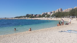 Kupaliste Znjan Beach'in fotoğrafı - rahatlamayı sevenler arasında popüler bir yer