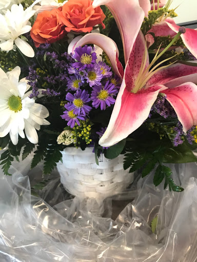 Florist «Carousel Flowers by Shamrock Garden Florist», reviews and photos, 527 S York St, Elmhurst, IL 60126, USA