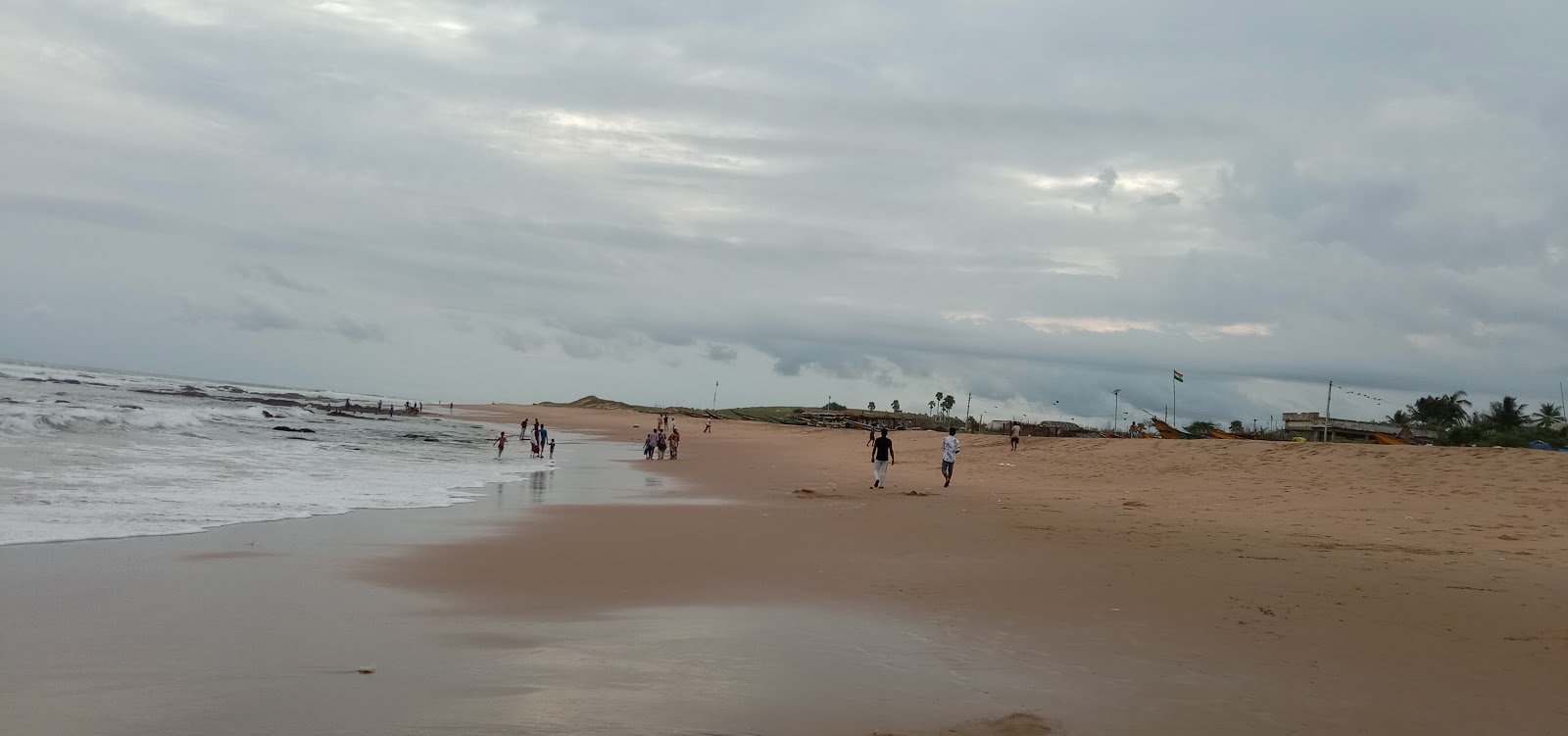 Valokuva D.Matsyalesam Beachista. pinnalla turkoosi puhdas vesi:n kanssa