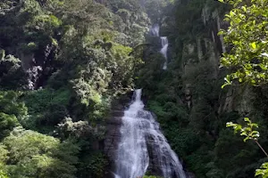 Kolapathana Waterfall image