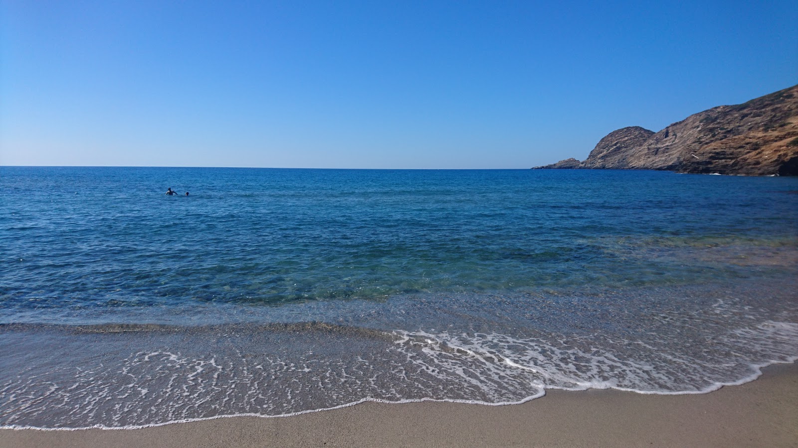 Aliki beach'in fotoğrafı küçük koy ile birlikte