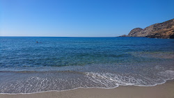 Aliki beach'in fotoğrafı küçük koy ile birlikte