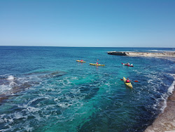 Ghar Qawqla Beach'in fotoğrafı dağlarla çevrili