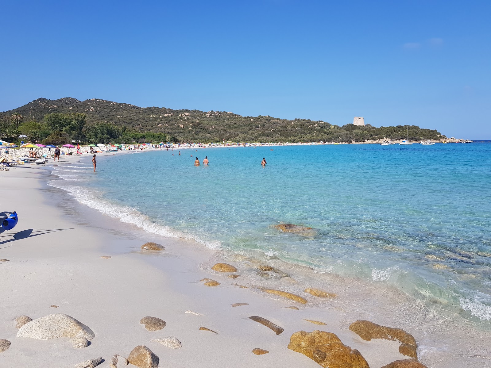 Foto von Spiaggia di Cala Pira mit weißer sand Oberfläche
