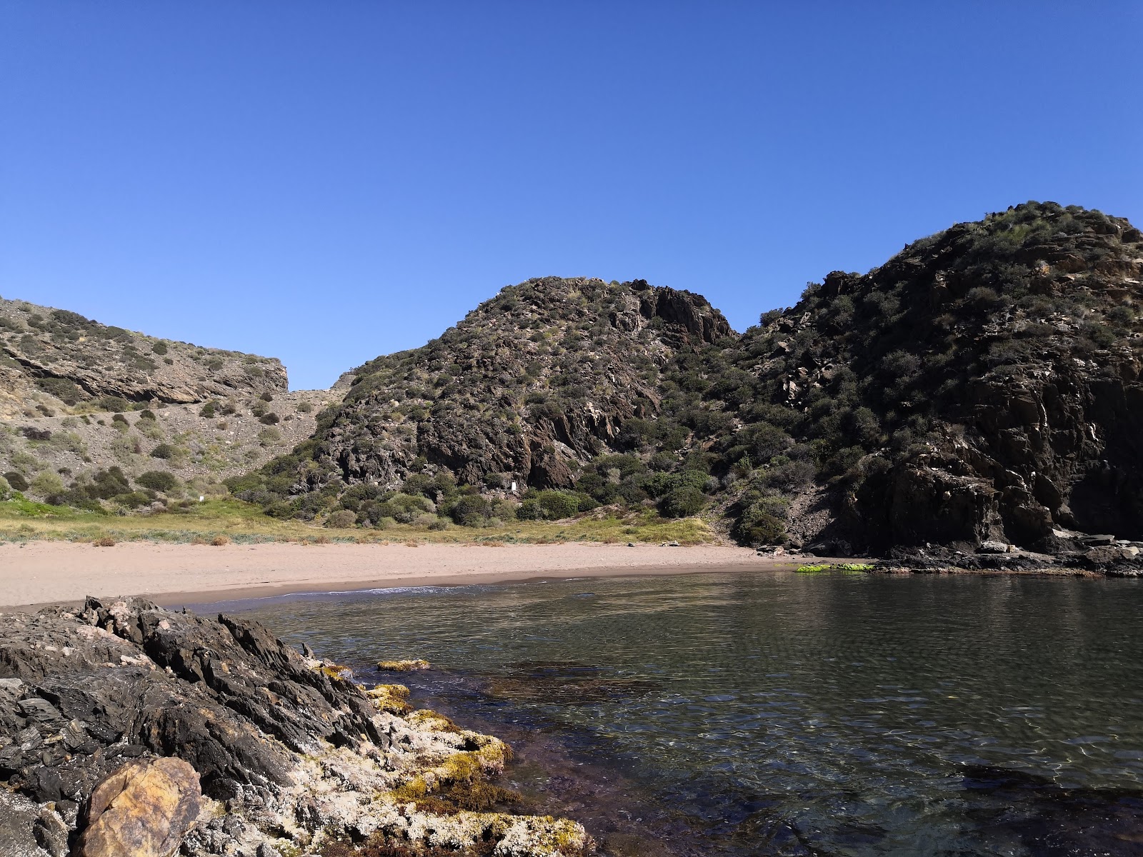 Φωτογραφία του Playa de las Mujeres με γκρίζα άμμος επιφάνεια