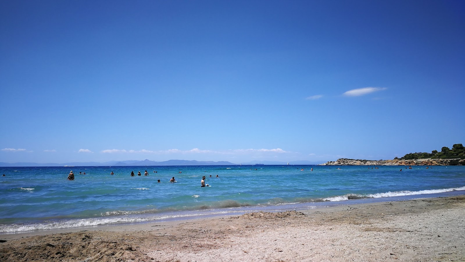 Photo de Voula beach avec l'eau bleu-vert de surface