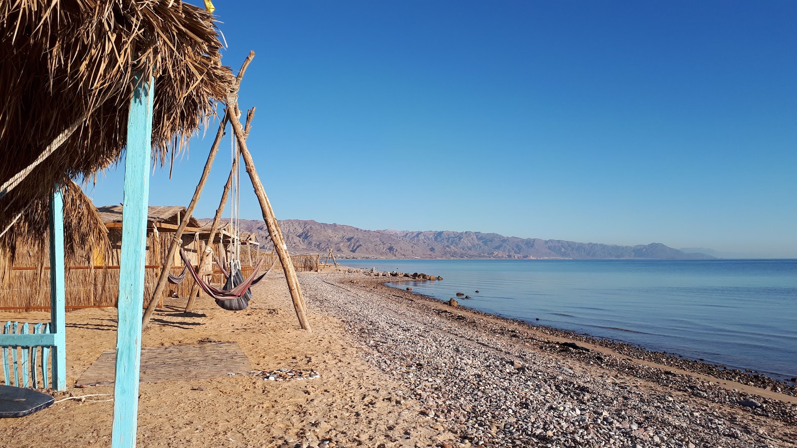 Foto de Nuweiba beach com seixos bege superfície