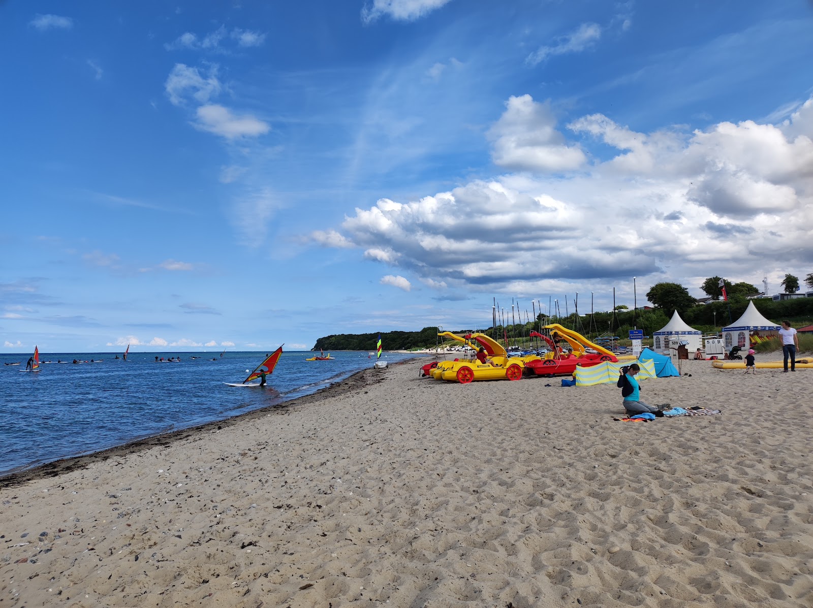 Photo de Plage de Surendorfer avec plusieurs baies spacieuses