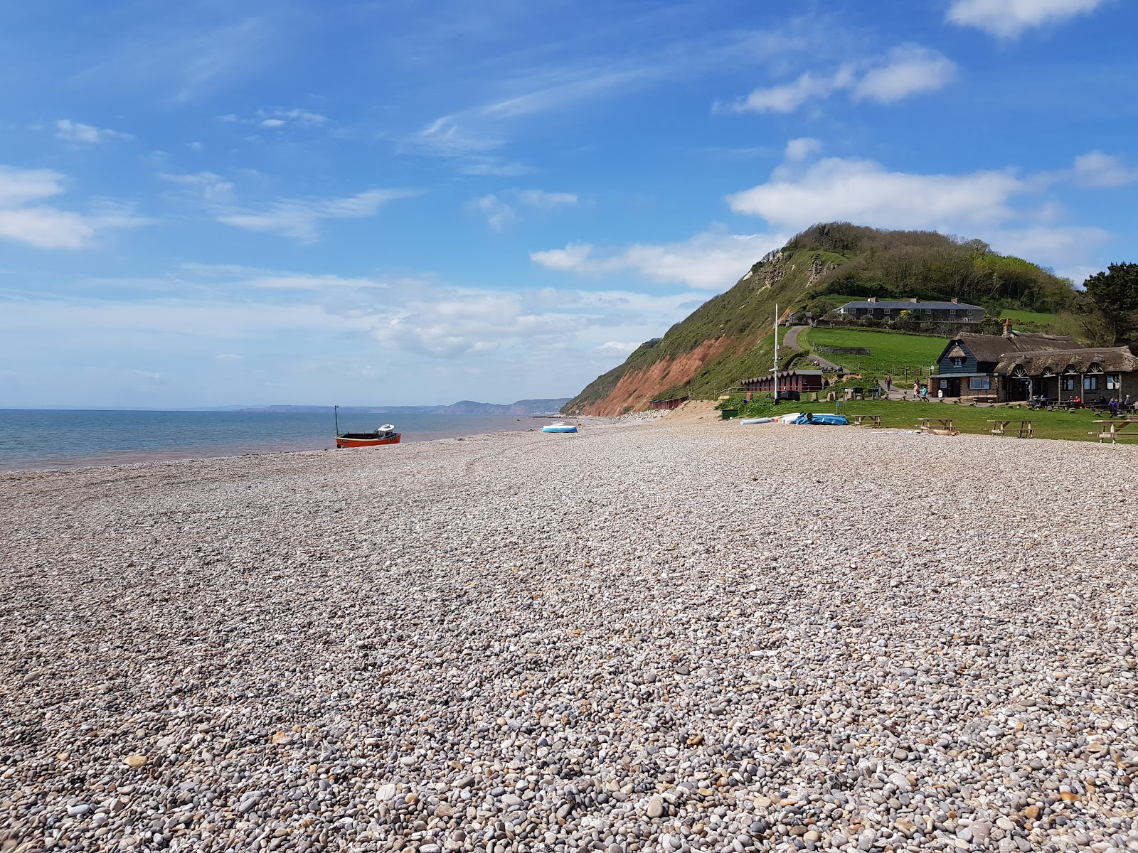 Foto av Branscombe Beach med turkos rent vatten yta