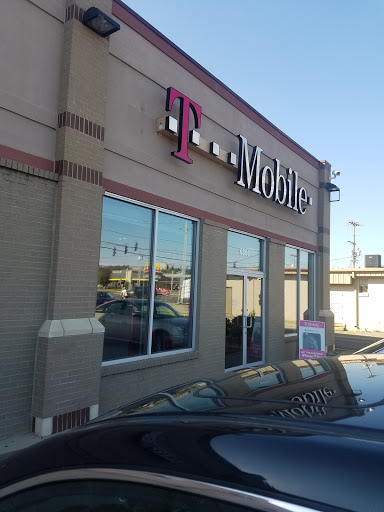 Cell Phone Store «T-Mobile», reviews and photos, 6800 Dixie Hwy, Louisville, KY 40258, USA