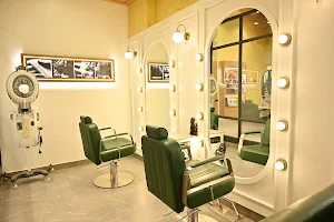 Looks Salon, Lulu Mall, Lucknow image