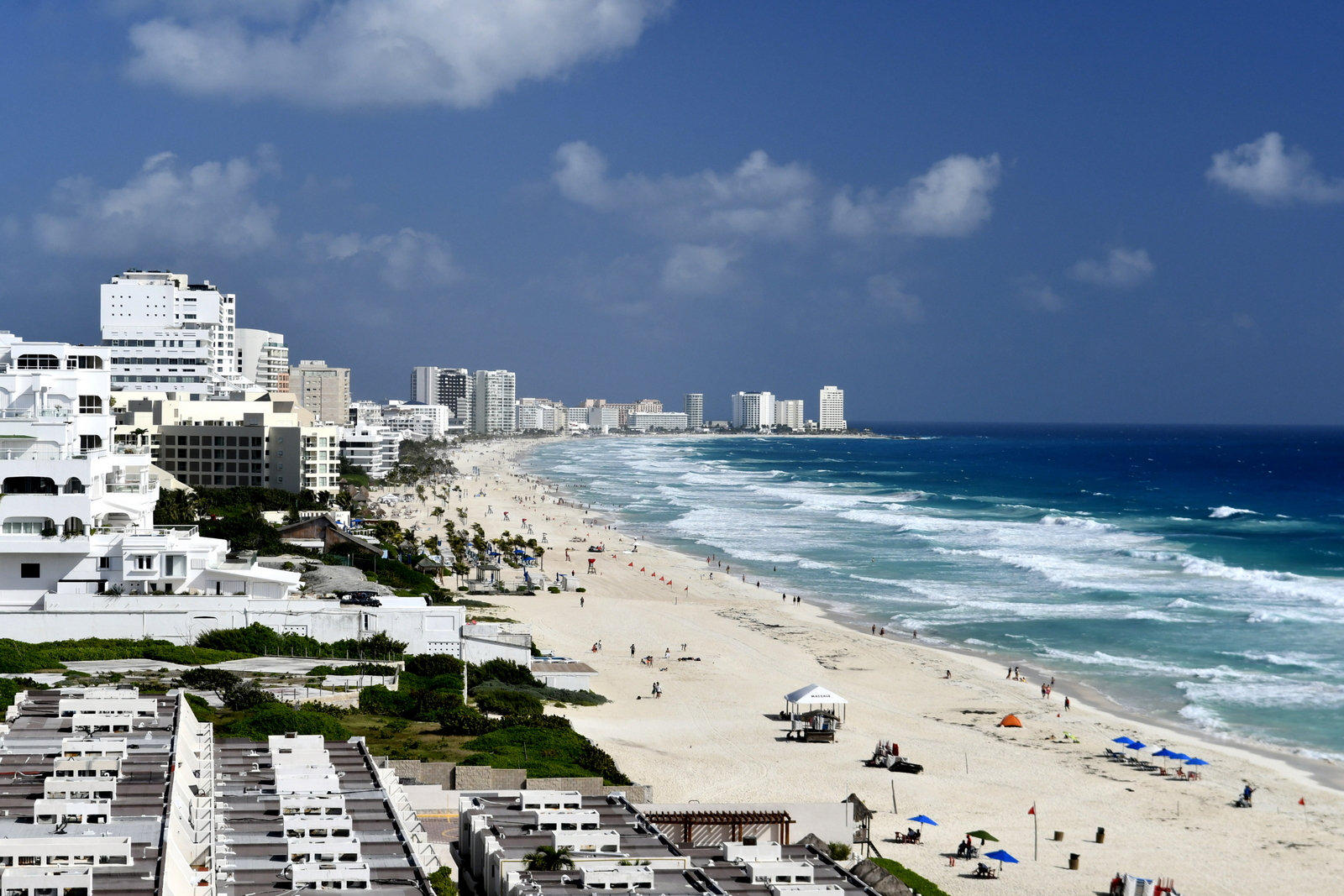 Foto de Praia do Marlin com areia fina e brilhante superfície